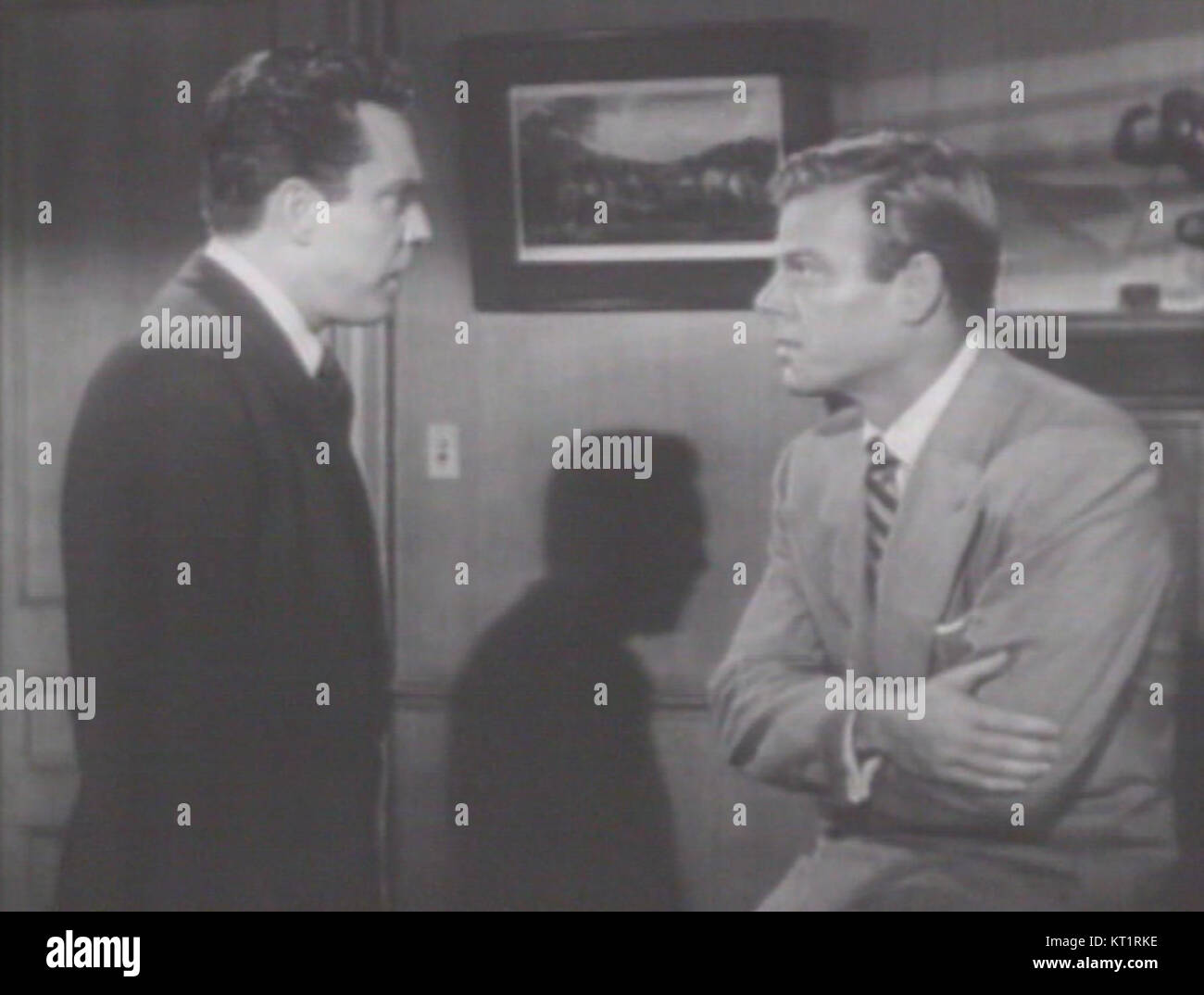 Edmond O'Brien et William Ching jouent dans le thriller policier de 1950 « DOA », où ils incarnent des personnages clés impliqués dans un mystère de meurtre. Le récit tendu du film explore les thèmes du crime, de l'investigation et du suspense dans un style noir. Banque D'Images