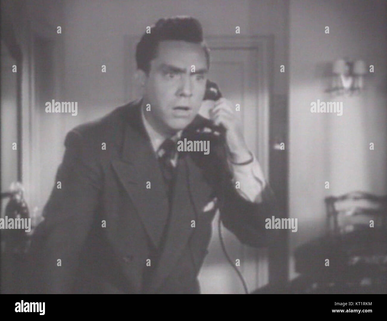 Edmond O'Brien joue dans le film noir *DOA* de 1950, jouant un homme qui cherche à découvrir le mystère derrière son propre meurtre. Le film explore les thèmes du crime, du suspense et du travail de détective. Banque D'Images