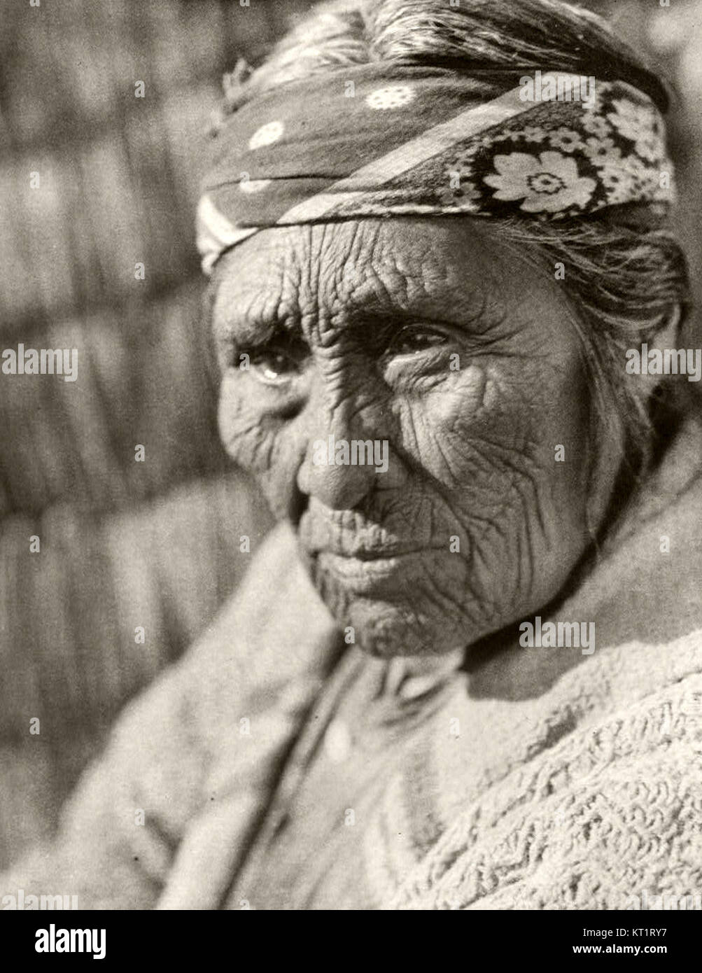 La collection Edward S. Curtis, People 086, fait partie d'une série photographique renommée documentant la culture amérindienne. Cette photographie représente un individu amérindien en tenue traditionnelle, mettant l'accent sur la préservation culturelle par le biais de permis Banque D'Images