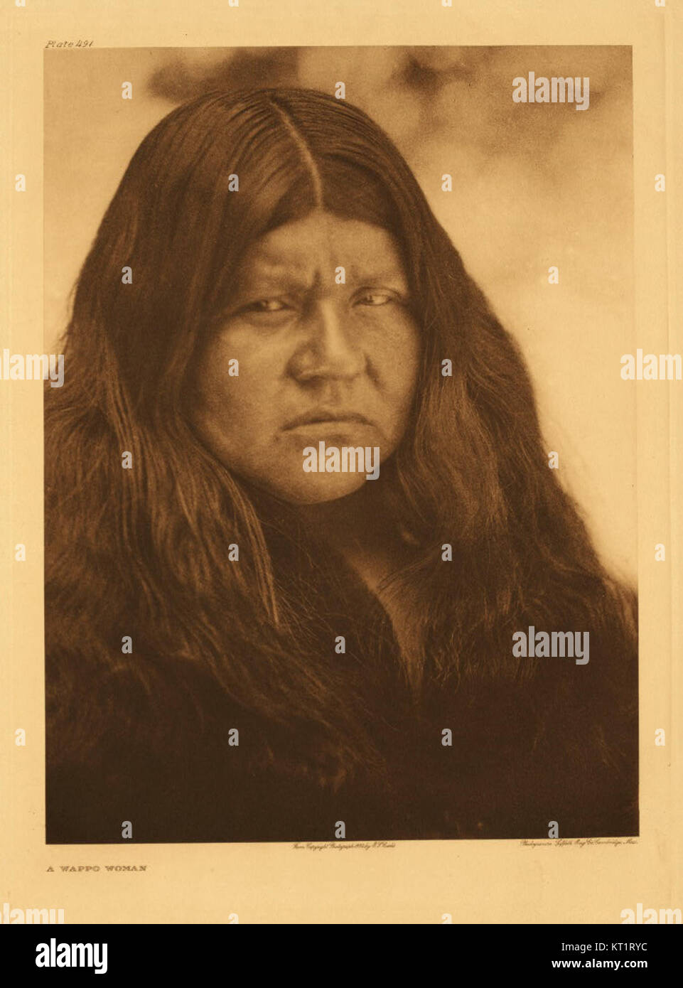 Cette image de la collection Edward S. Curtis représente des Amérindiens, capturant les aspects culturels et traditionnels de leur vie. Le travail de Curtis est réputé pour documenter les tribus indigènes en Amérique du Nord au début du XXe siècle. Banque D'Images