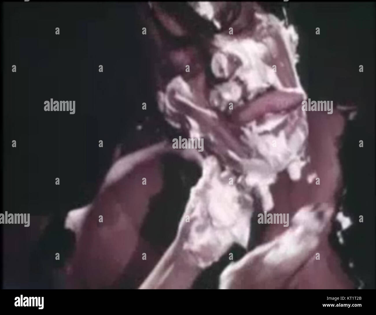 Une photo du film culte « Eegah » de 1962, mettant en scène Richard, mettant en valeur ses éléments d'horreur campagnard et son style vintage. Banque D'Images