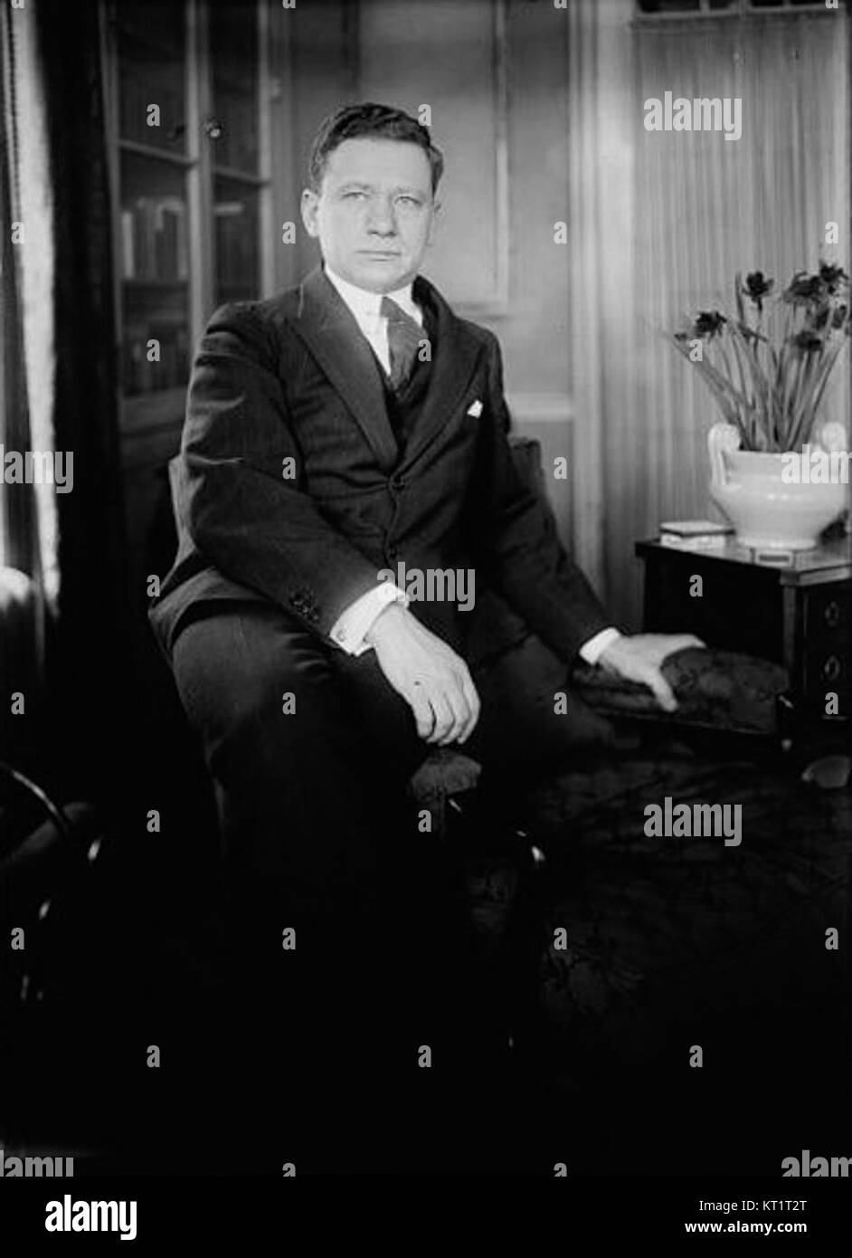 Efrem Zimbalist était un violoniste renommé, connu pour sa technique virtuose et ses performances dans le monde entier. Il a contribué de manière significative au monde de la musique classique par ses enregistrements et ses concerts. Banque D'Images