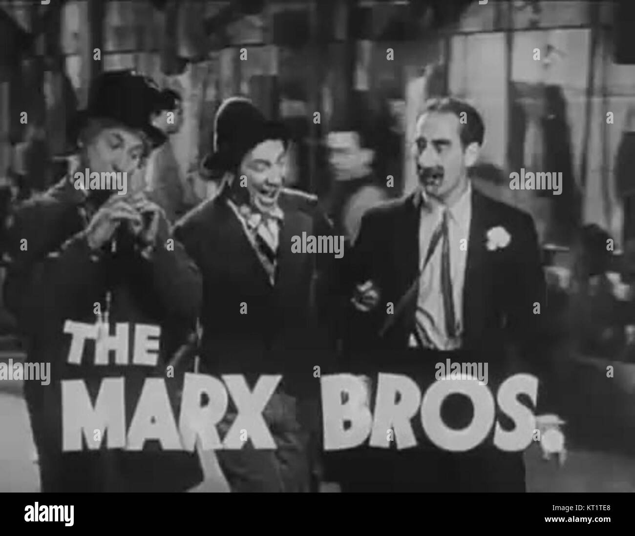 'Els tres germans Marx - Una nit a l'Òpera' est le titre catalan de 'The Marx Brothers - A Night at the Opera', un film comique classique de 1935 mettant en vedette Groucho, Harpo et Chico Marx. Il est réputé pour ses moments humoristiques et sa comédie de slapstick. Banque D'Images