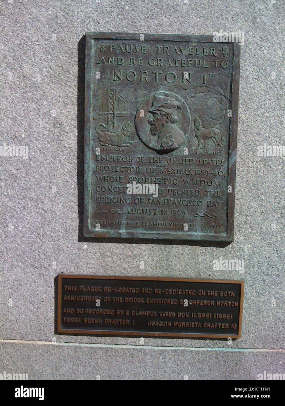 La plaque Empereur Norton I au terminal Transbay de San Francisco commémore le personnage excentrique, Joshua Norton, qui s'est déclaré empereur des États-Unis au XIXe siècle. La plaque de déménagement marque le placement de l'original dans un autre site historique. Banque D'Images