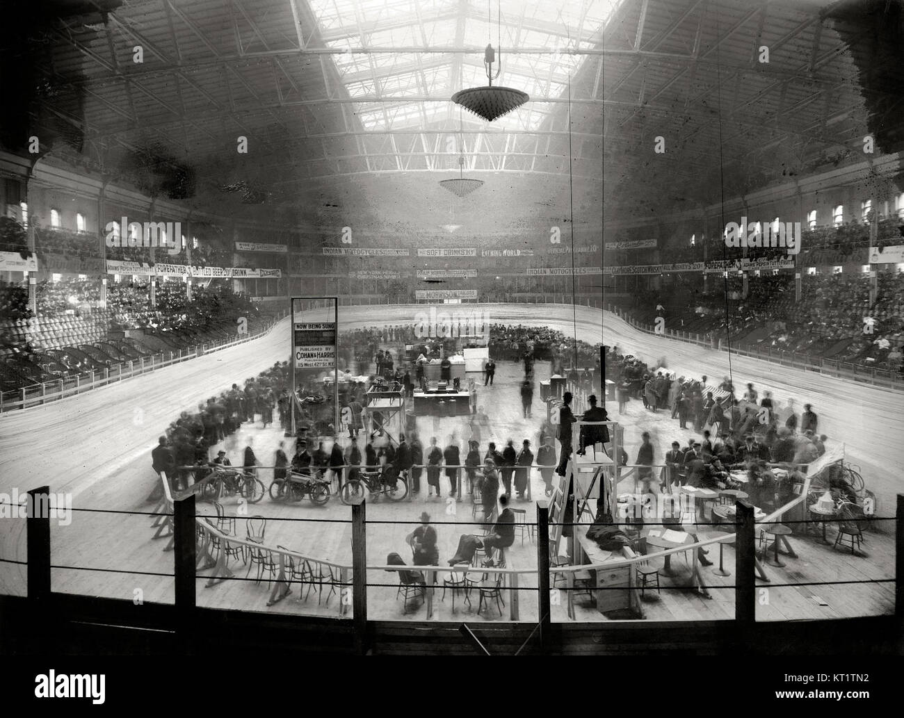 La course de vélo de 6 jours au Madison Square Garden était un événement annuel avec une compétition cycliste intense. Les coureurs ont couru en continu pendant six jours, souvent avec un minimum de pauses, dans cet événement en salle, qui était un spectacle populaire à New York. Banque D'Images