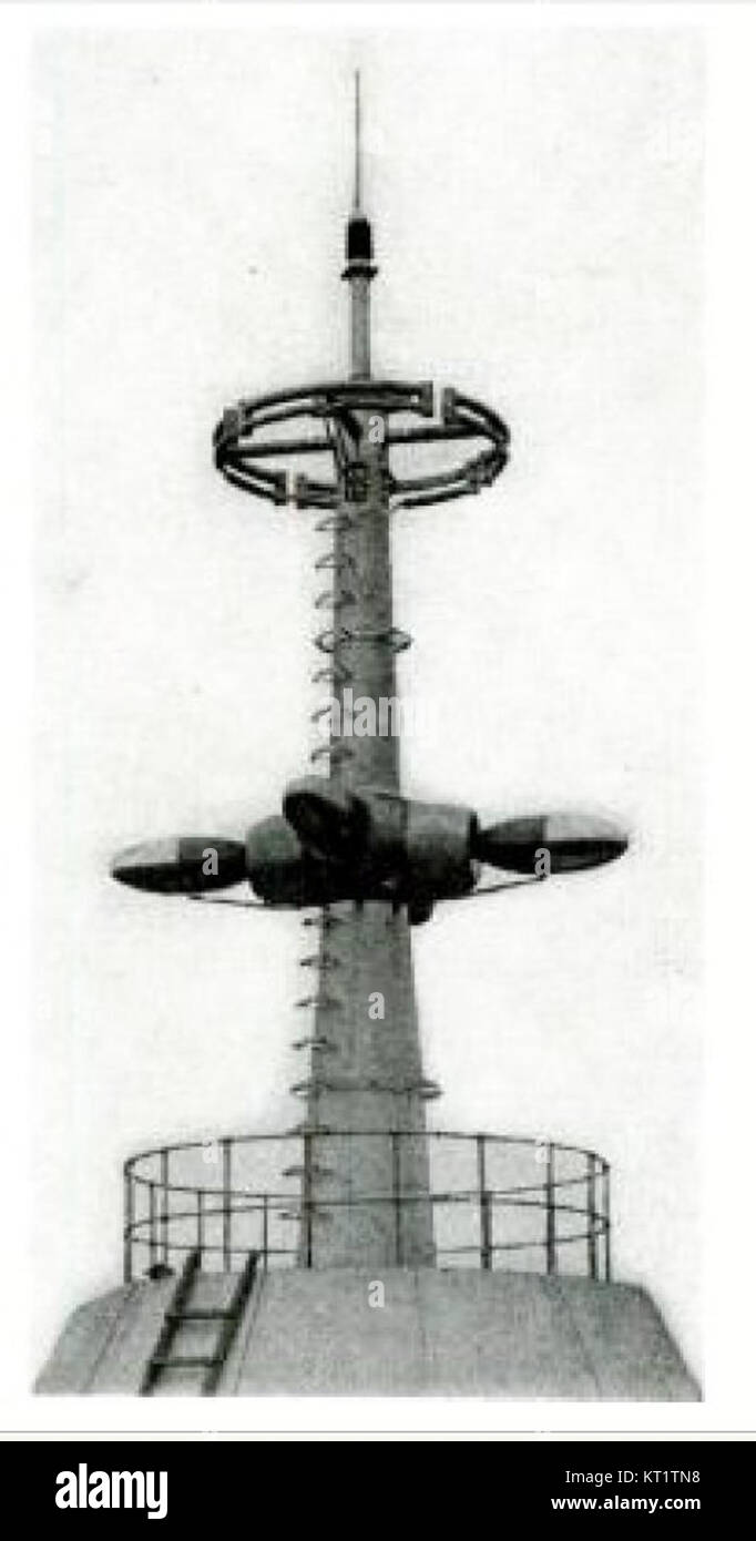 L'antenne de télévision de l'Empire State Building a été ajoutée en 1939, la transformant en un centre de diffusion critique. Cette antenne a joué un rôle clé dans le développement des signaux de télévision à New York et au-delà. Banque D'Images