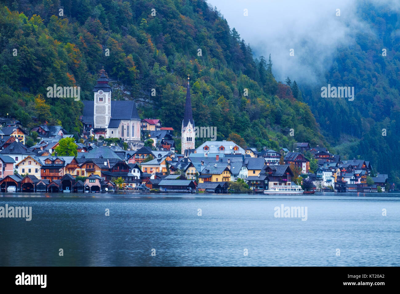 Hallstatt avec Hallstatter voir dans les Alpes autrichiennes Banque D'Images