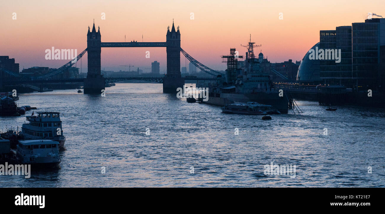 Londres, Angleterre, Royaume-Uni - 4 janvier 2010 : Tower Bridge et HMS Belfast sont silhouette sur le lever du soleil d'hiver vu le long de la Tamise, L Banque D'Images