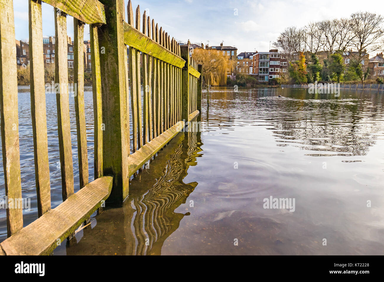 Cours de clôture dans le lac Banque D'Images