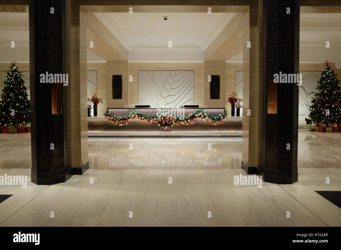 Le lobby de l'Adelphi Building sur John Adam street montrant les décorations de Noël en décembre 2017 Banque D'Images