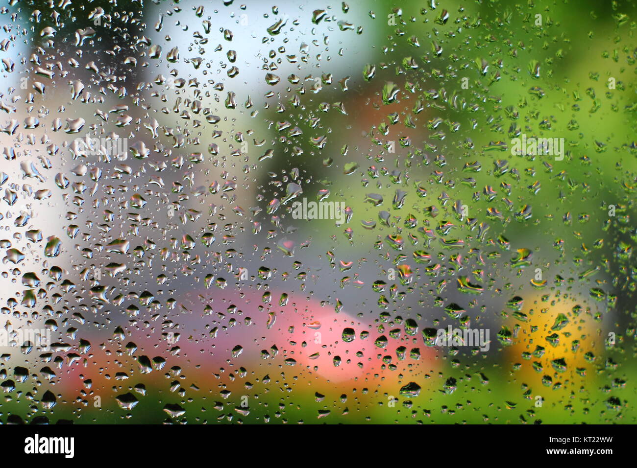 Gouttes d'eau sur la fenêtre en verre clair. Banque D'Images