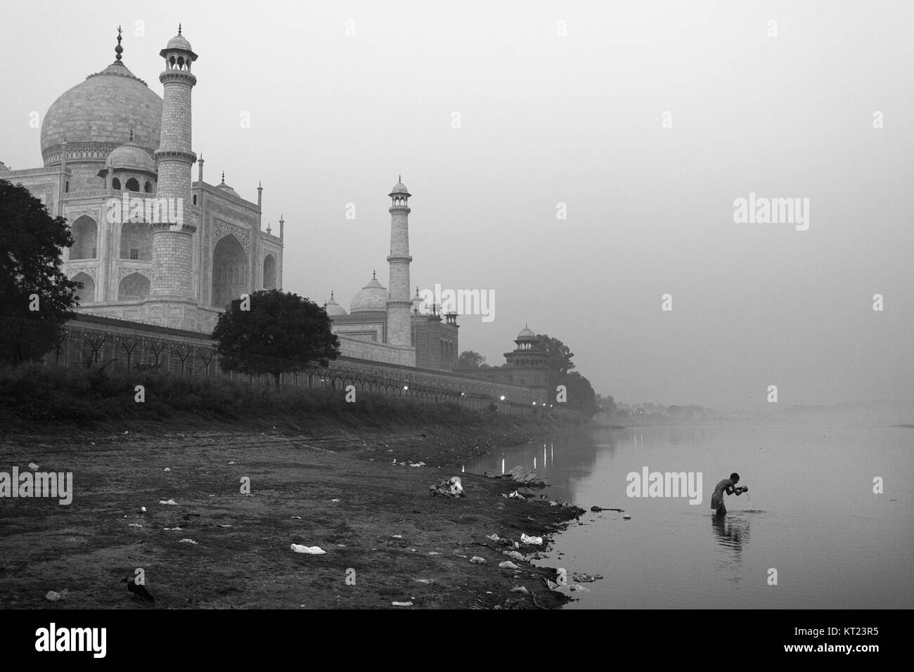Un homme faisant les rituels du matin à washin rivière Yamuna en face du Taj Mahal, les ordures sur les berges de la rivière, Agra, Uttar Pradesh, Inde. P.c. Banque D'Images