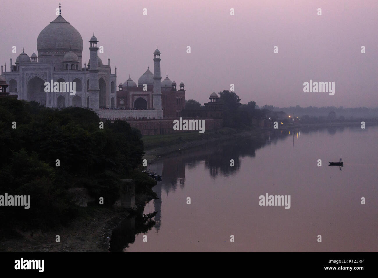 Un bateau traditionnel au crépuscule et ciel rose au Taj Mahal, Agra, Uttar Pradesh, Inde. Banque D'Images