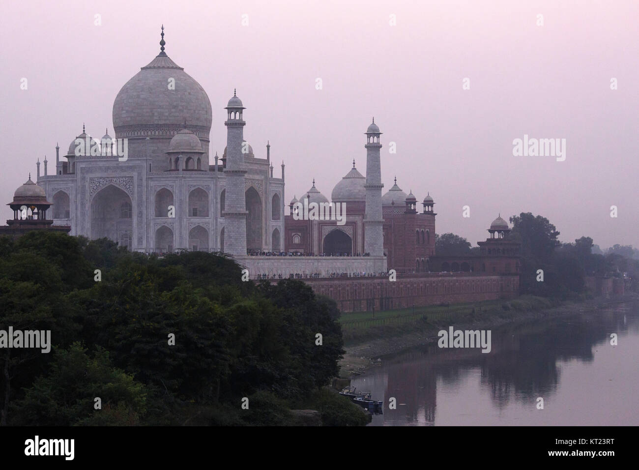 Le crépuscule et le ciel rose au Taj Mahal, Agra, Uttar Pradesh, Inde. Banque D'Images
