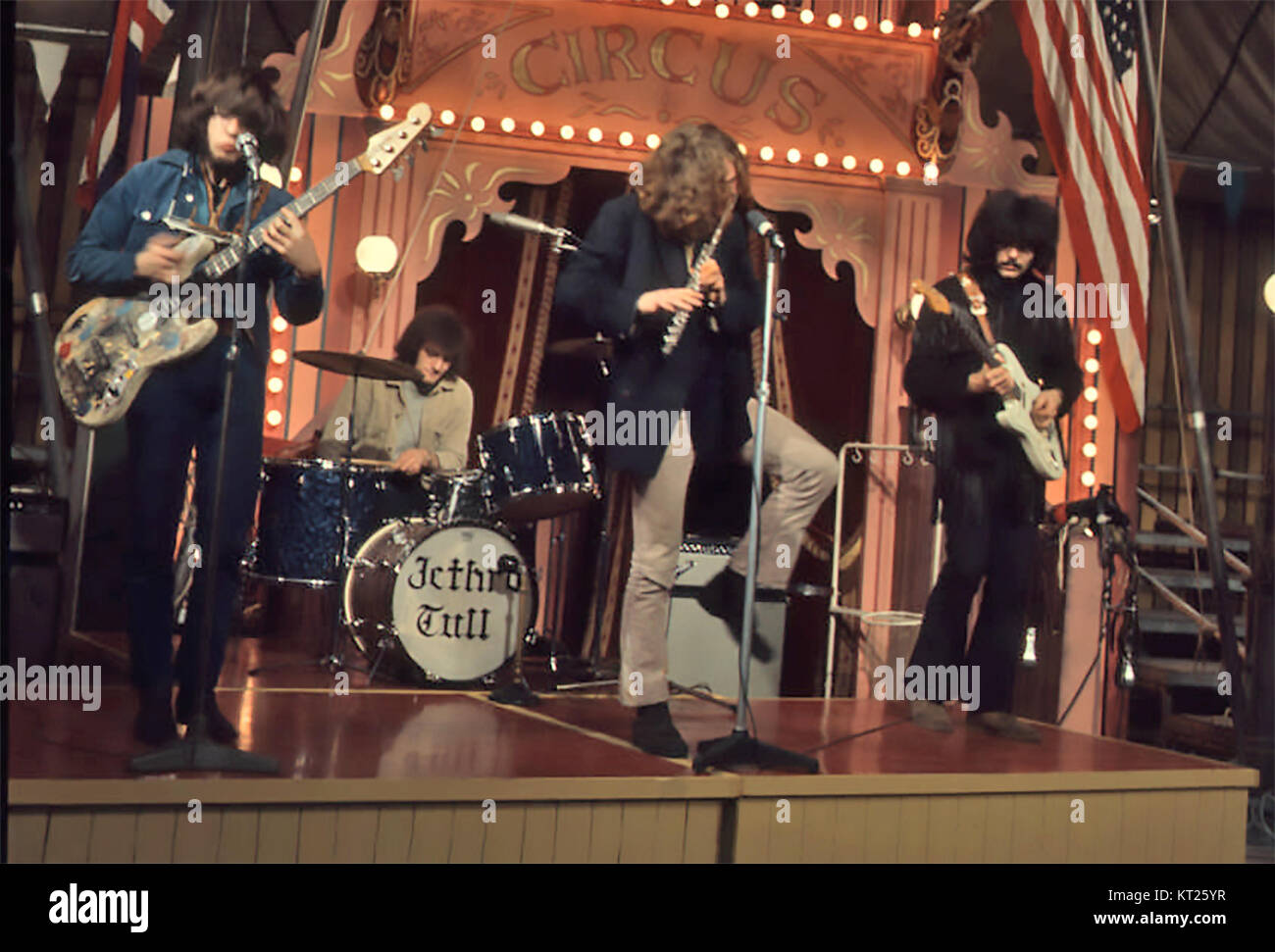 JETHRO TULL groupe rock britannique le 11 décembre 1968 lorsque des  spectacles ont été filmés pour le film Rock and Roll Circus publié l'année  suivante Photo Stock - Alamy
