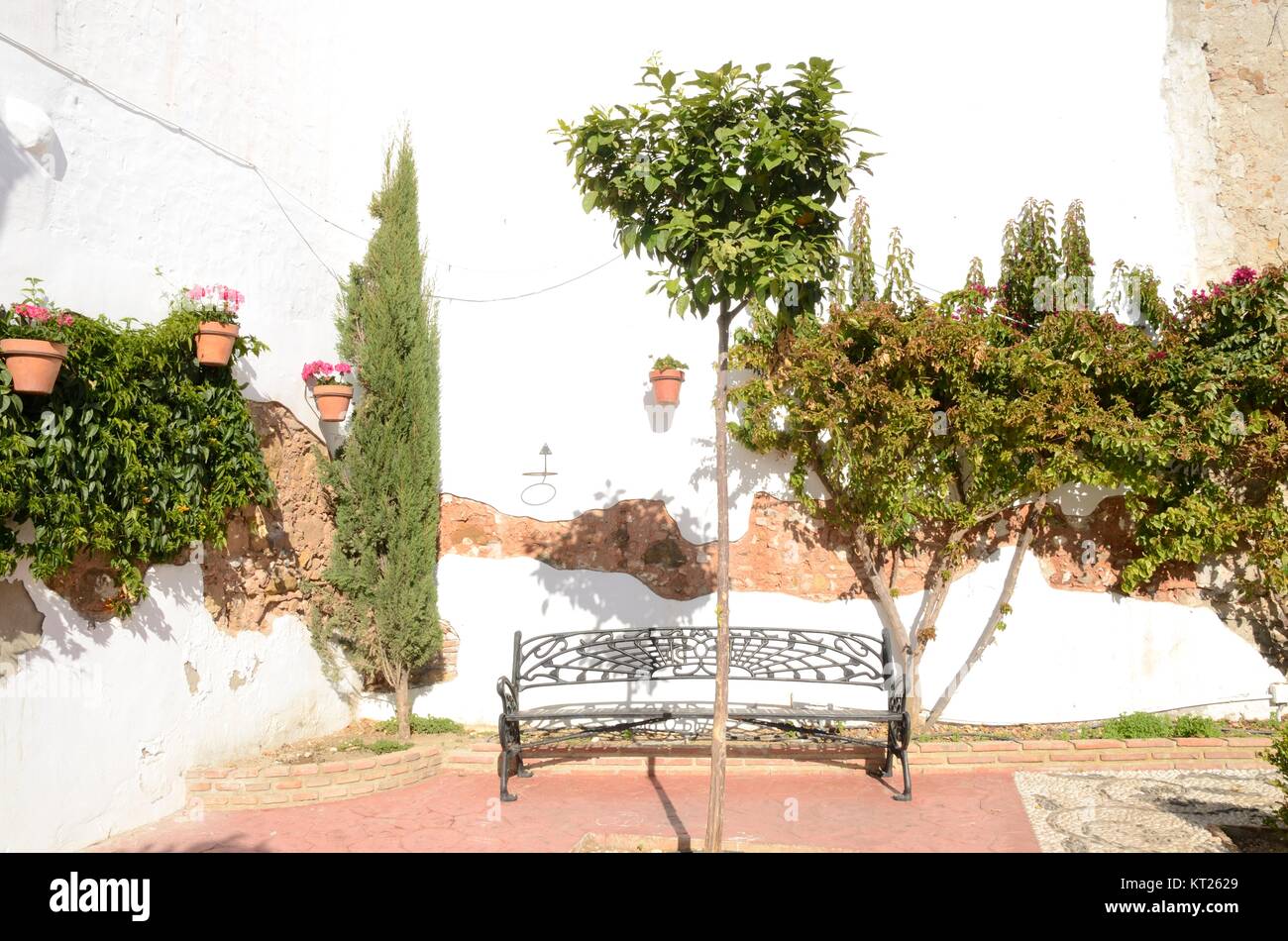 Banc en fer au coin de la plaza d'Estepona, une ville de la province de Malaga, Andalousie, espagne. Banque D'Images