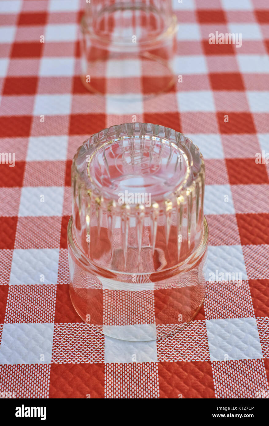 Un classique vichy rouge vérifier table cloth avec verre Banque D'Images