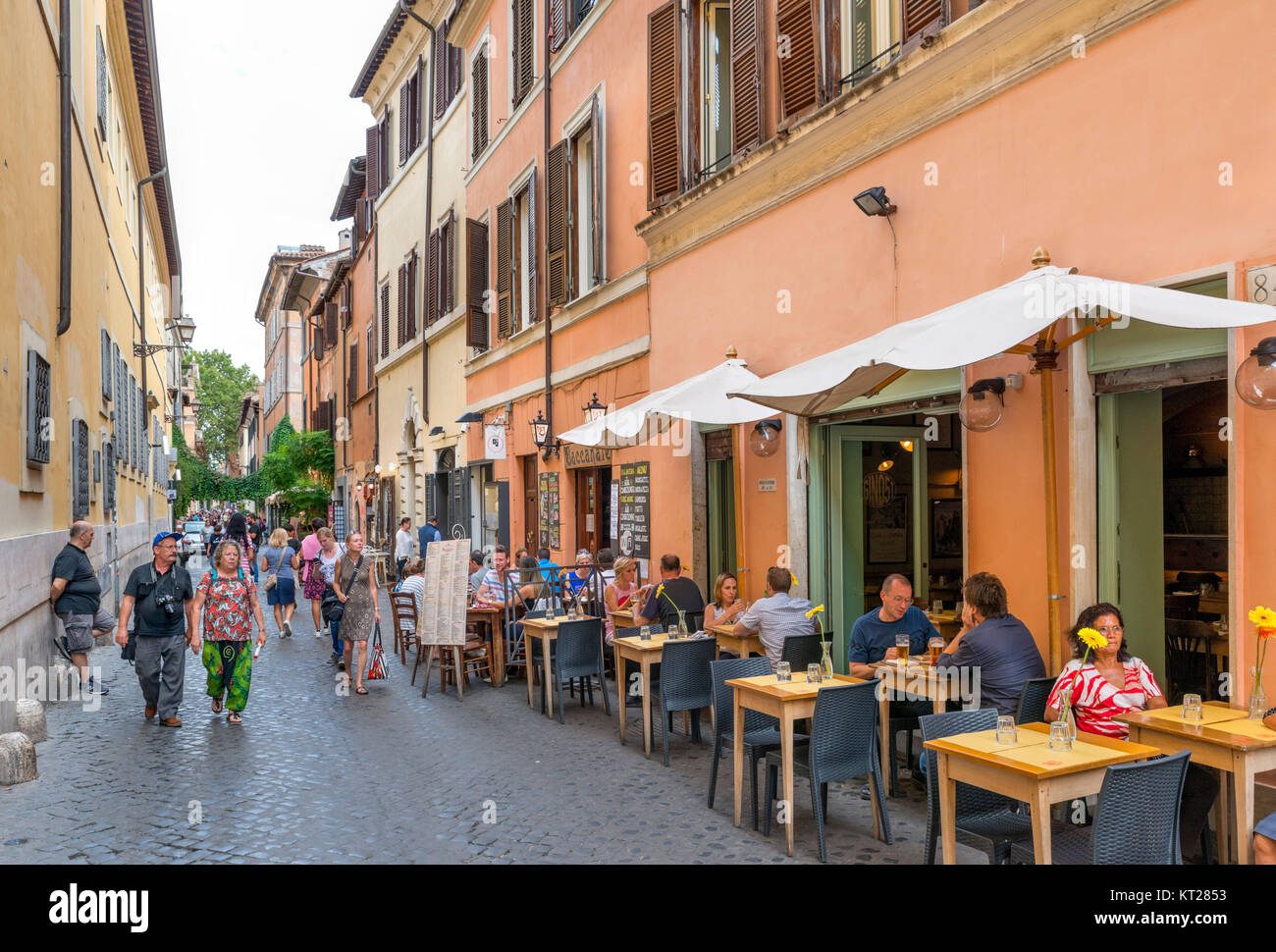 Terrasses de cafés et de restaurants sur la Via della Lungaretta, Trastevere, Rome, Italie Banque D'Images
