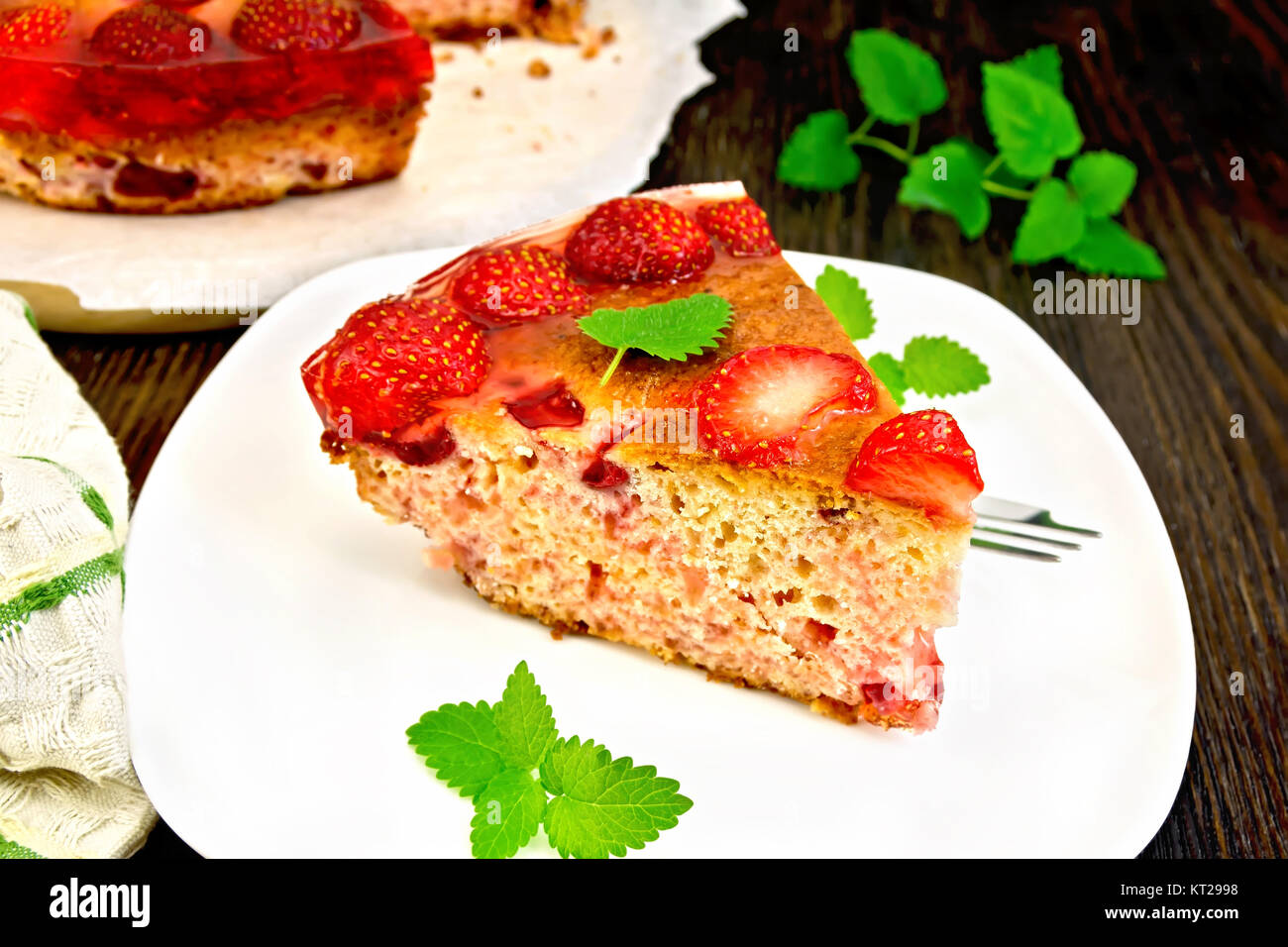 Fraises tarte avec la gelée en plaque blanche à bord Banque D'Images