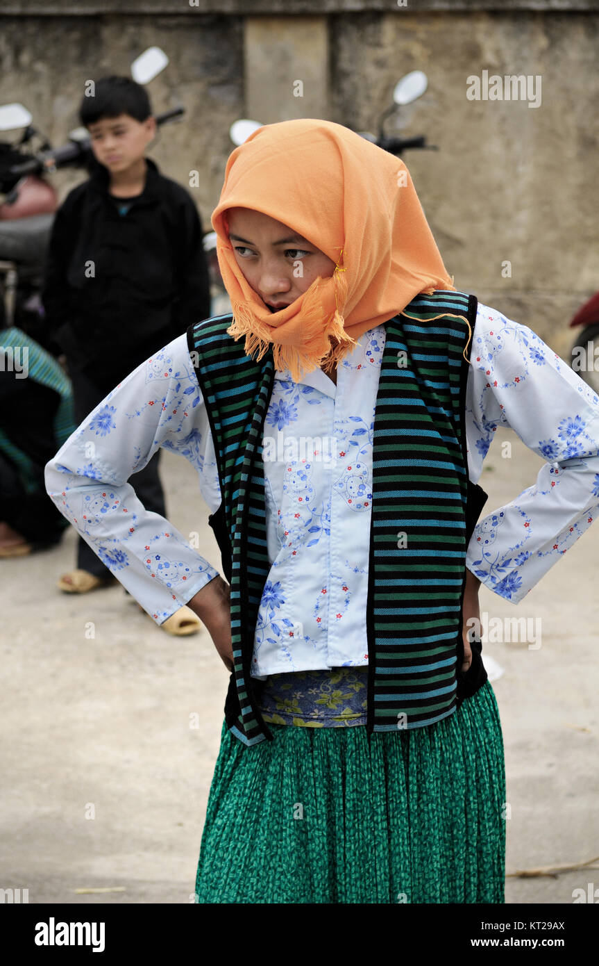 Jeune femme avec un foulard orange à Meo Vac, Province de Ha Giang, marché, nord du Vietnam Banque D'Images