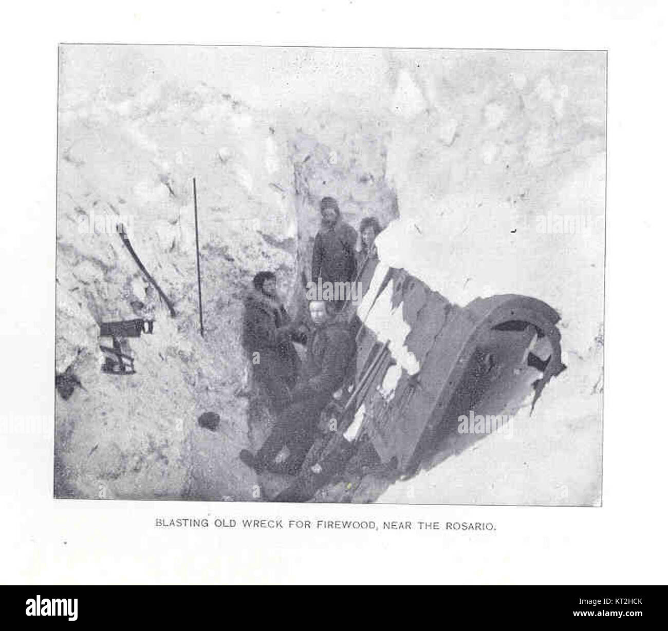 Cette photographie montre l'explosion d'une ancienne épave près du Rosario. La destruction de l'épave a probablement été effectuée à des fins de sécurité ou de récupération des ressources, comme le bois de chauffage. Banque D'Images