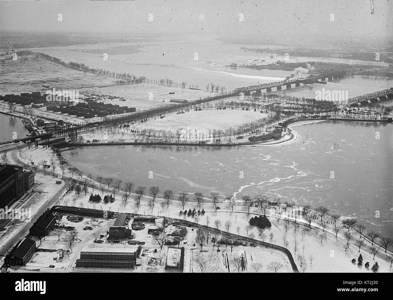 Cette vue aérienne de la rivière Potomac capture la beauté pittoresque de la rivière qui serpente à travers le paysage, couvert de neige. L'image met en évidence à la fois l'environnement naturel et la tranquillité tranquille de l'hiver. Banque D'Images