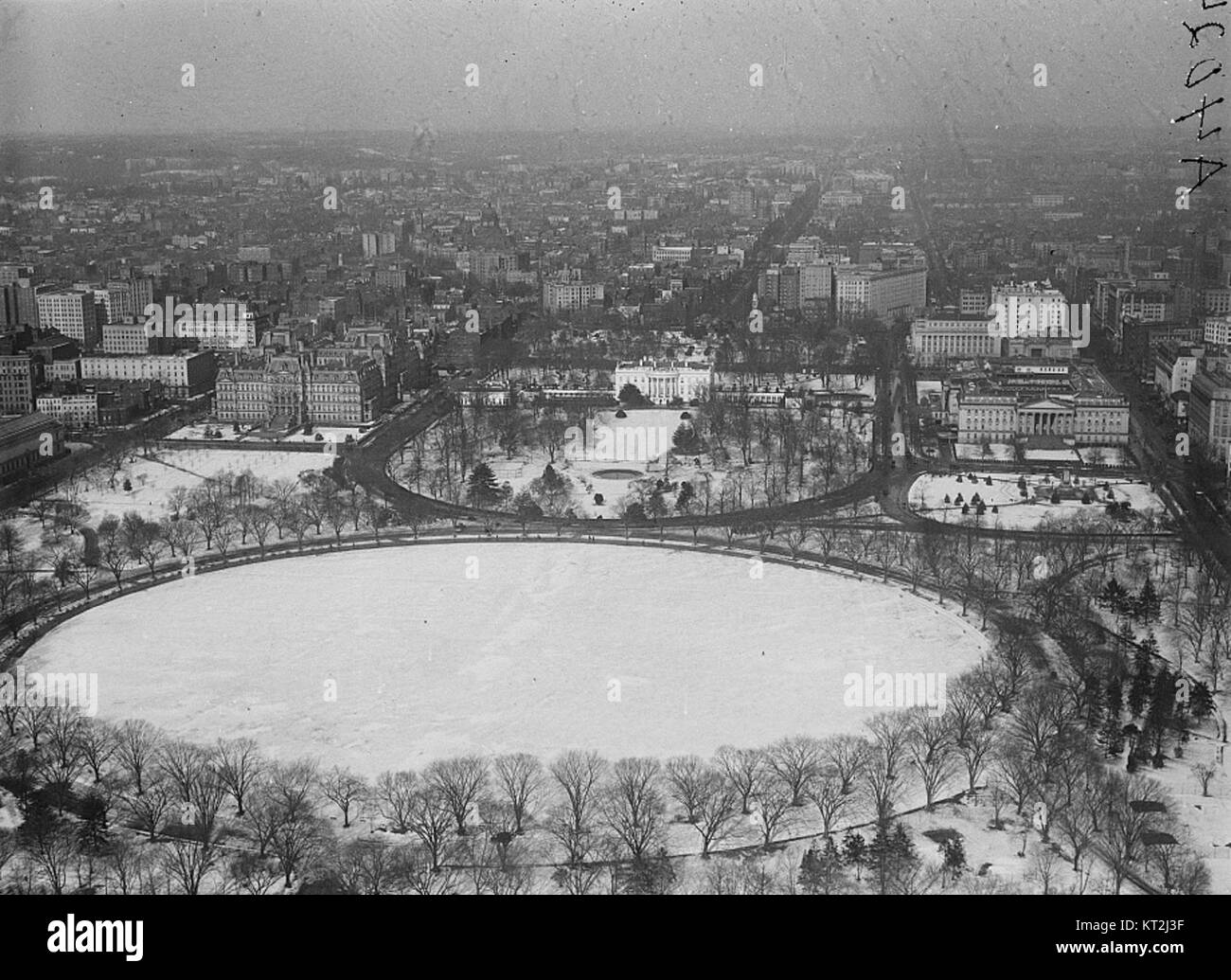 Cette vue aérienne de la Maison Blanche, prise pendant une période enneigée, capture le bâtiment emblématique du gouvernement américain dans un paysage hivernal. La photographie souligne la grandeur et l'importance historique de la Maison Blanche à Washington, D.C. Banque D'Images Cette vue aérienne de la Maison Blanche, prise pendant une période enneigée, capture le bâtiment emblématique du gouvernement américain dans un paysage hivernal. La photographie souligne la grandeur et l'importance historique de la Maison Blanche à Washington, D.C. Banque D'Images