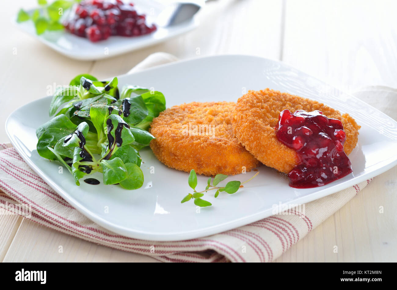 сыр камамбер в духовке с сухариками. камамбеотс сухариками. жареный камамбер в панировке. камамбер с чесноком. запеченный камамбер запеченный сыр.