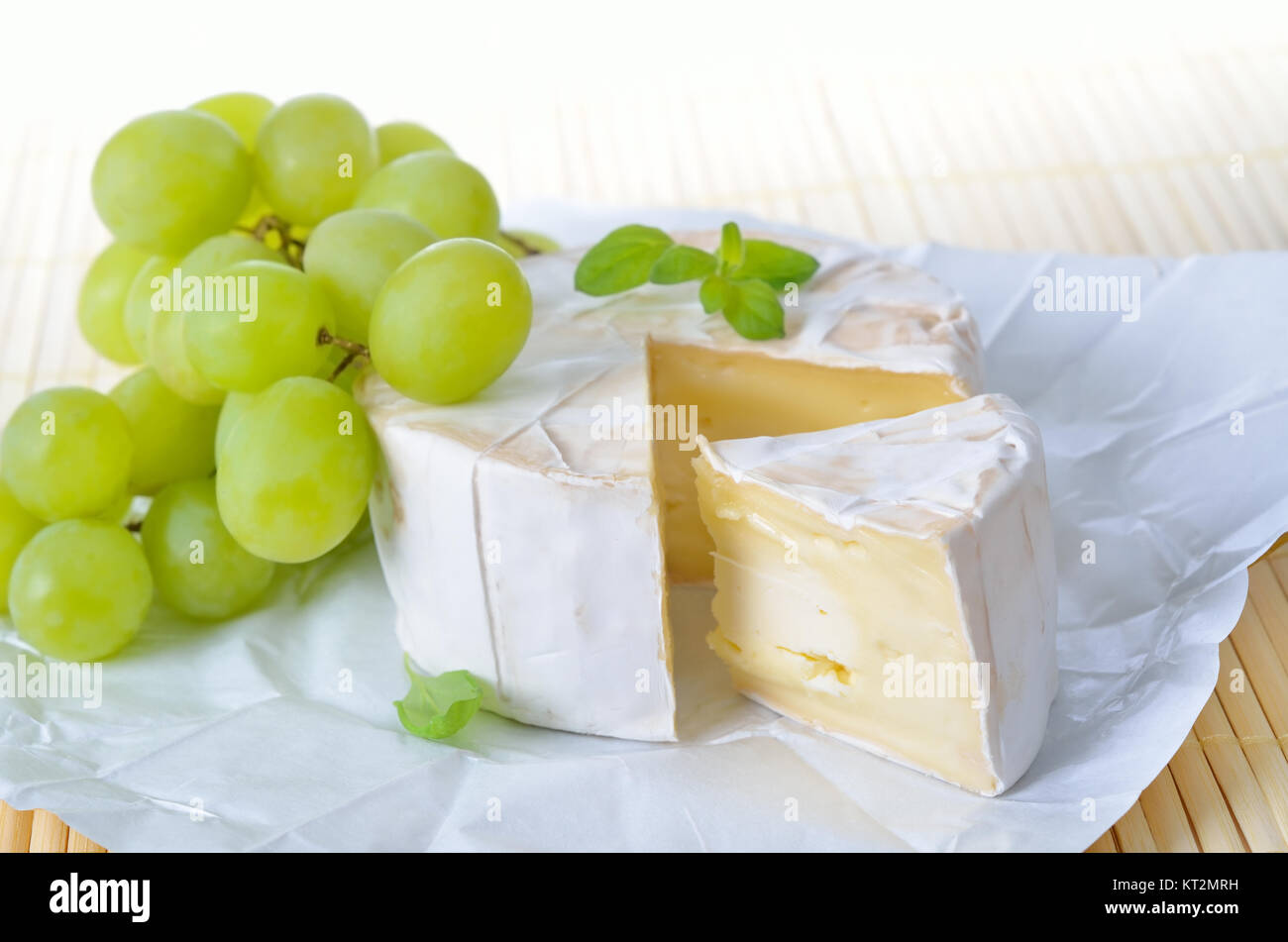 Fromage Camembert mûr français avec des raisins et de marjolaine Banque D'Images