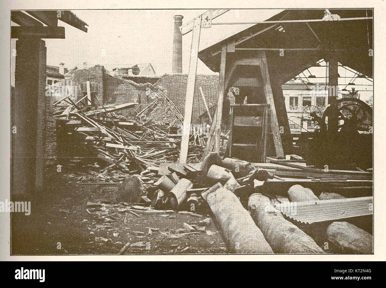 Une photographie historique de juin 1903, représentant le cyclone de Hanoi, qui a frappé l'Indochine. L’image montre les séquelles le long des rives du petit-Lac et des ateliers de Coissandeau, documentant les destructions causées par la tempête. Banque D'Images