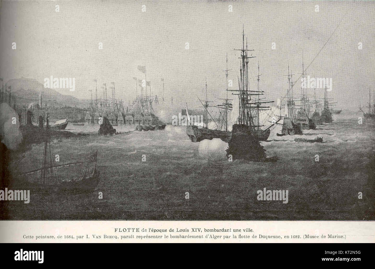 Une scène historique représentant la flotte de Louis XIV, engagée dans le bombardement d'une ville au XVIIe siècle. Cela met en valeur les techniques de guerre navale et la stratégie militaire de l'époque. Banque D'Images