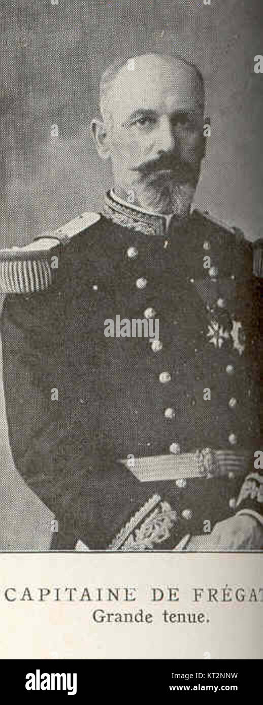 Le *Capitaine de Fregate* en robe complète est un uniforme d'officier ...