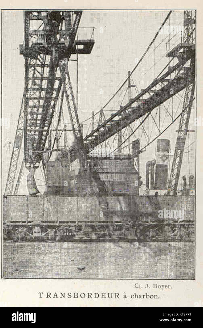 Le transbordeur Ã charbon de 37479 est une tour de transfert de charbon historique, utilisée à l'origine pour transporter du charbon entre péniches et wagons. Ces structures étaient vitales dans les processus industriels au début du XXe siècle. La tour de transfert du charbon représente un aspect important de l'industrialisation et le rôle de l'infrastructure dans le transport du charbon. Banque D'Images