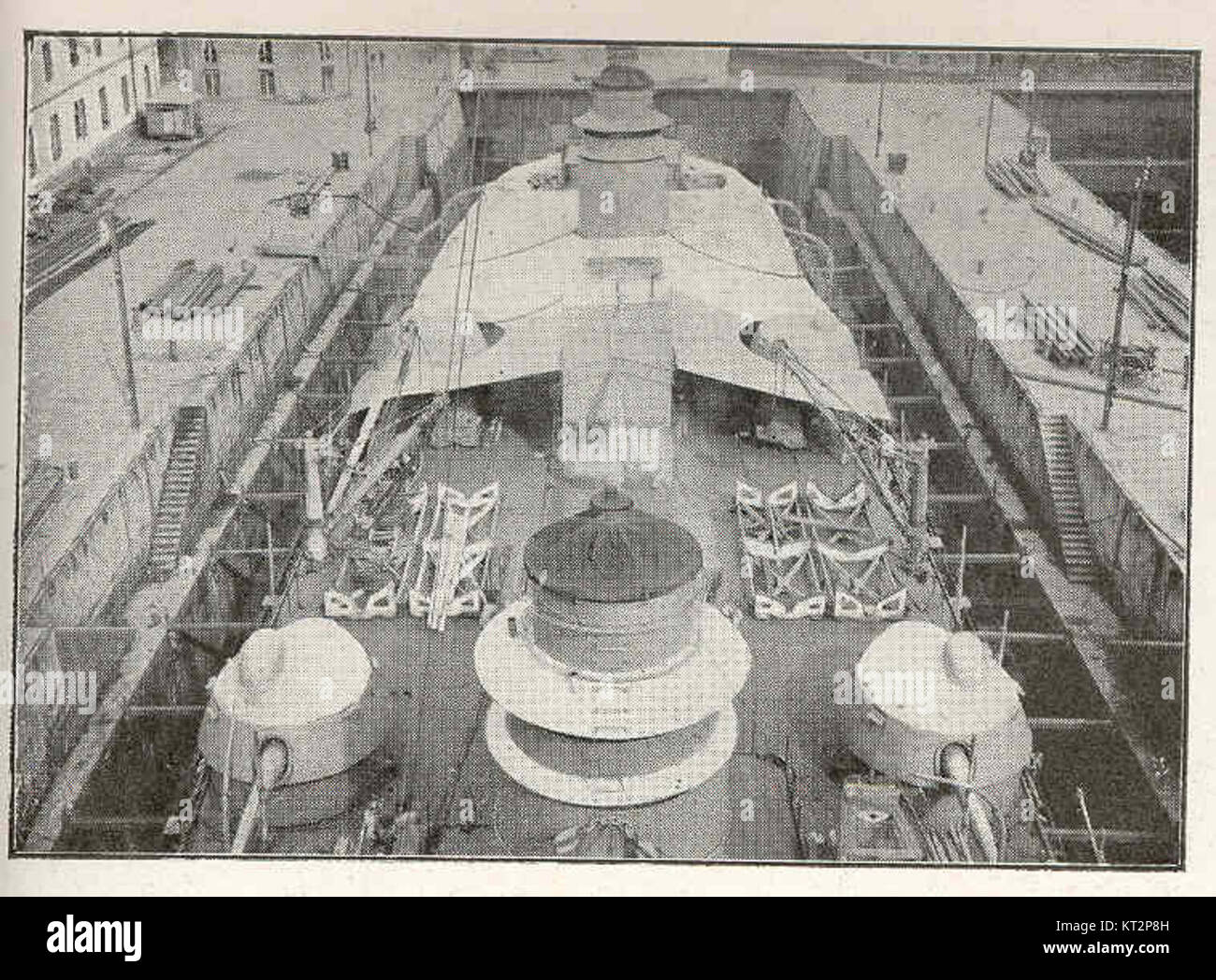 La photographie montre le croiseur gloire en cale sèche, offrant une vue depuis le pont du shipâ€™s. L'image met en évidence l'ingénierie navale et l'entretien des navires, montrant le navire dans son état de cale sèche. Banque D'Images