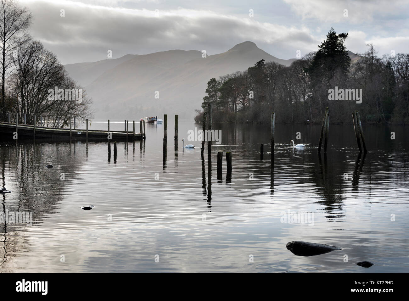 Derwentwater avec Cat Bells hill sur l'horizon, vu de Keswick, Lake District, Cumbria, Royaume-Uni Banque D'Images