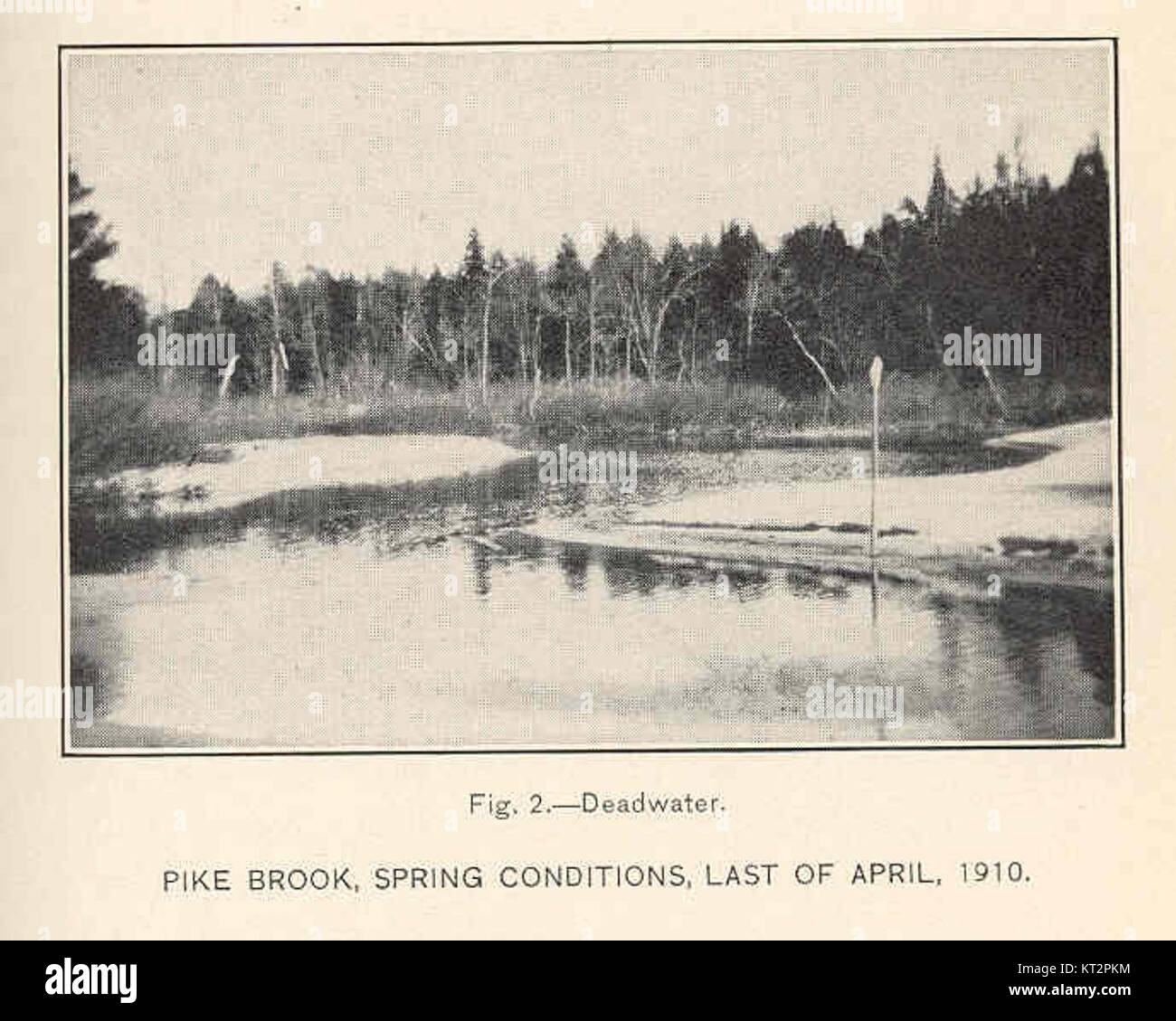 Pike Brook Spring à Deadwater, Massachusetts, est une source d'eau naturelle bien connue. Cette entrée spécifique fait référence aux conditions observées à la fin avril 1910, marquant les changements saisonniers et le débit d’eau au cours de cette période. Banque D'Images