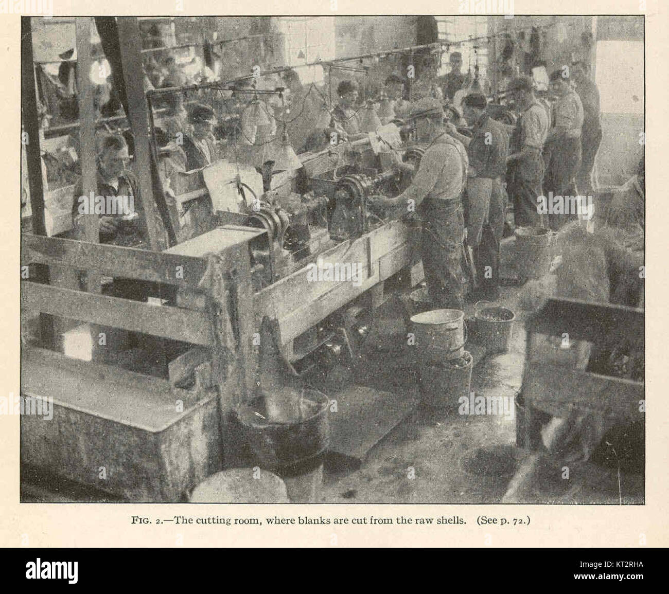 La salle de découpe est l'endroit où les coquilles brutes sont traitées pour créer des ébauches. Il s'agit d'une étape clé dans les processus de fabrication qui impliquent des matériaux à base de coque. Banque D'Images