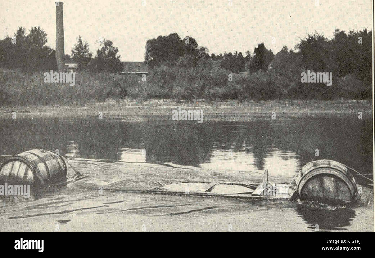 Cette image représente une caisse flottante utilisée dans la première tentative réussie de contenir des poissons infectés par des glochidies de moules. L'expérience met en évidence un effort précoce dans l'étude de la vie aquatique et des maladies des mollusques et crustacés. Banque D'Images