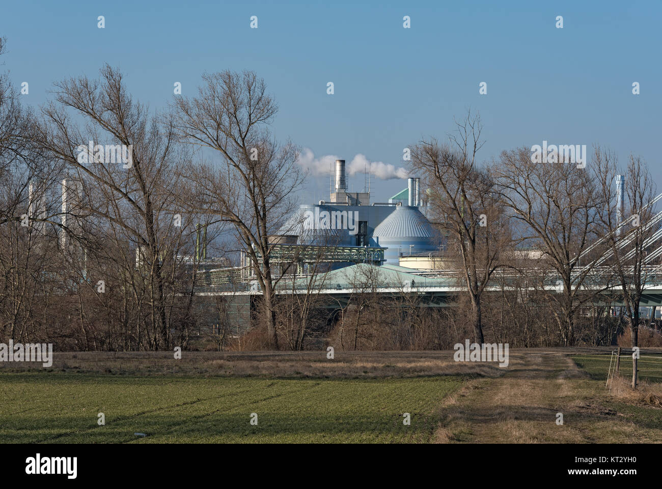 Les installations de production d'une zone industrielle dans l'ouest de Francfort am Main, Allemagne Banque D'Images Les installations de production d'une zone industrielle dans l'ouest de Francfort am Main, Allemagne Banque D'Images