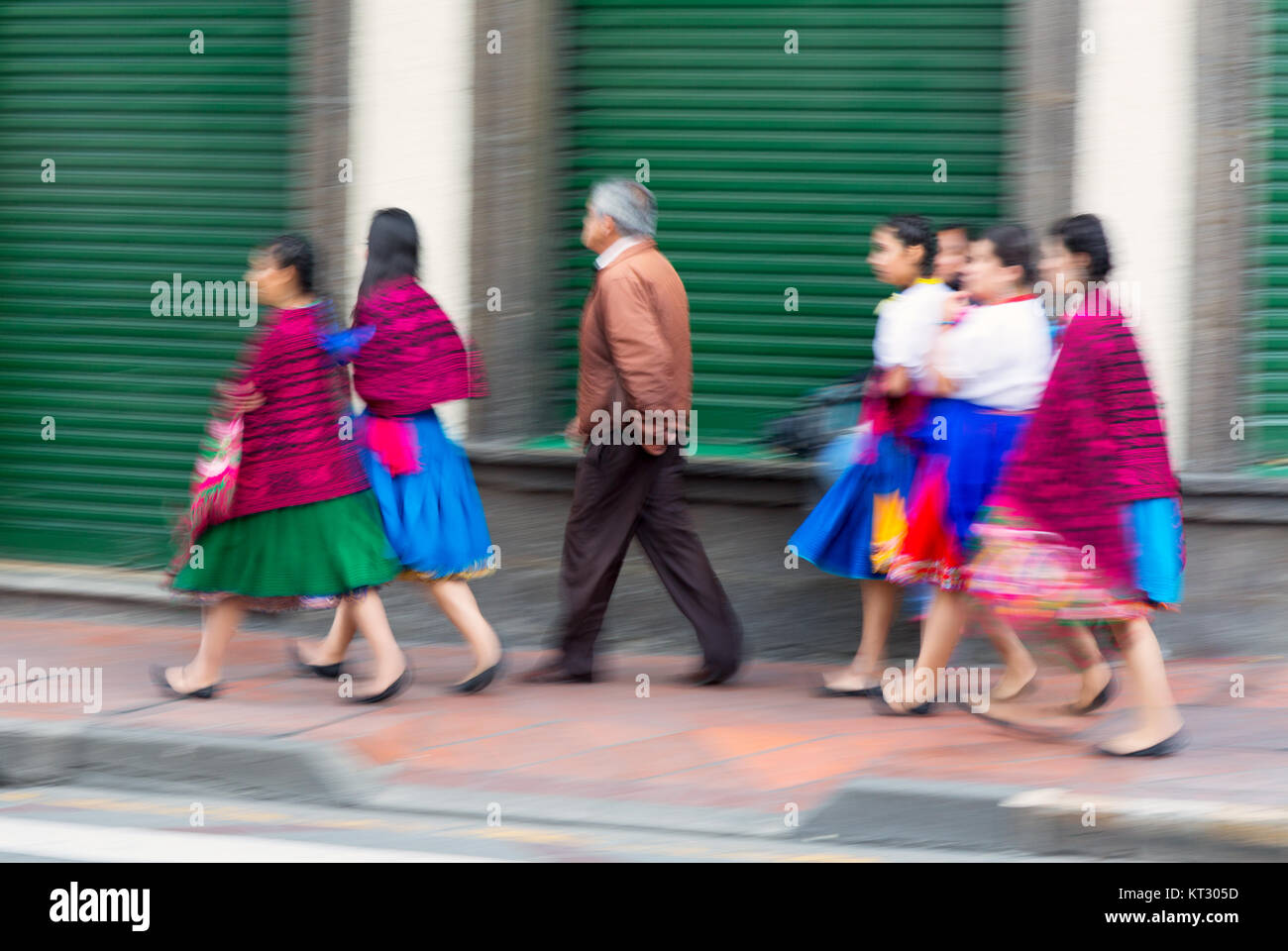 L'Equateur les gens en costume traditionnel walking in Cuenca, Équateur Amérique du Sud Banque D'Images