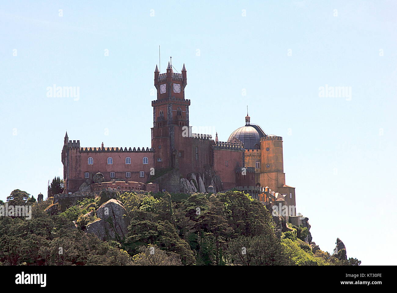 Sintra, Portugal. Vue de Pena Palace situé sur le haut de la colline dans les montagnes de Sintra. Banque D'Images