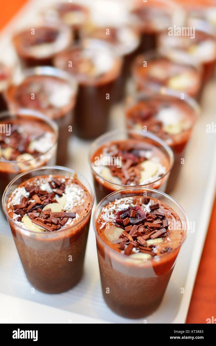 Close up de la Mousse au chocolat desserts dans de petites tasses. Banque D'Images