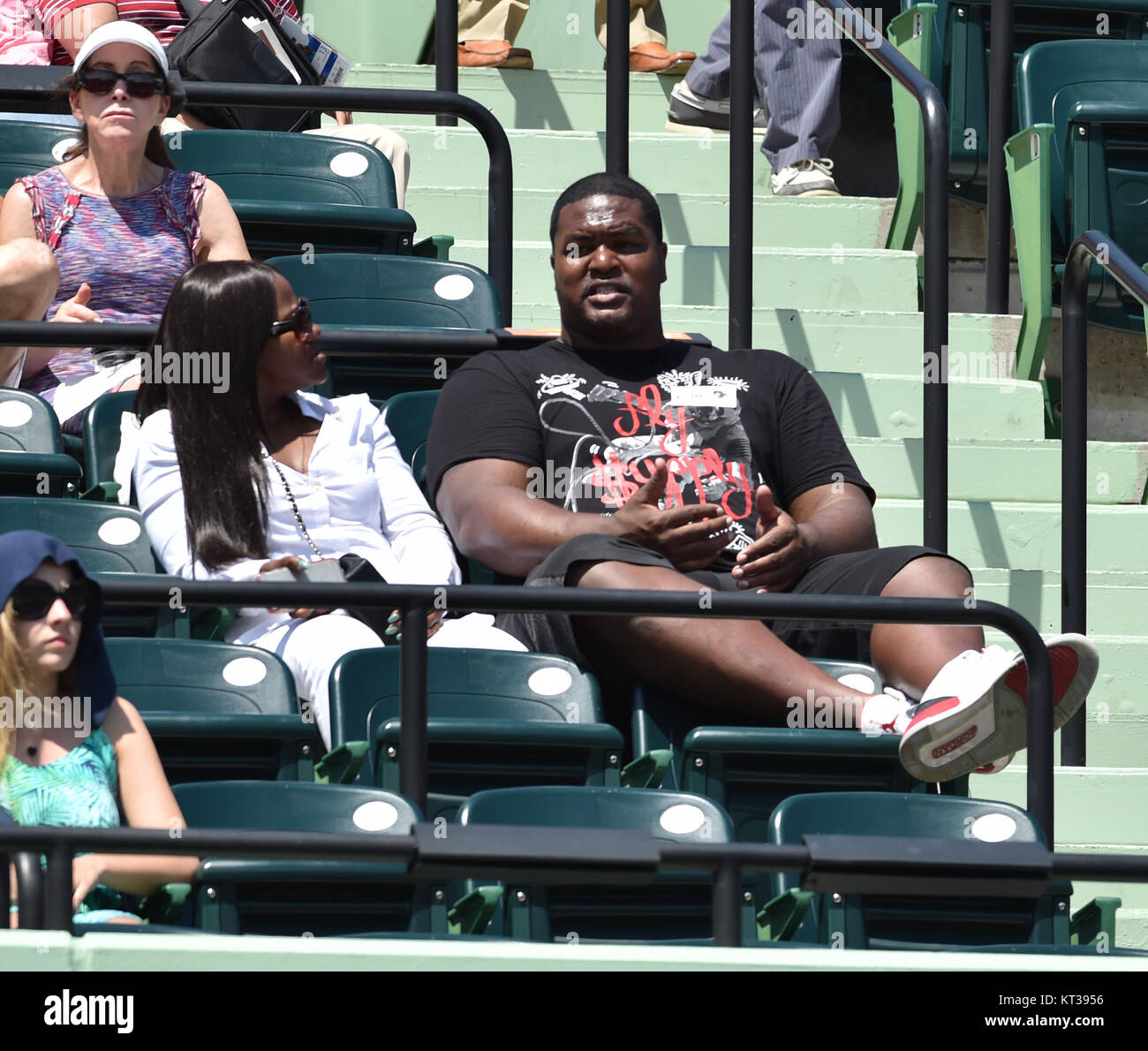 KEY BISCAYNE, Floride - 30 mars : Serena Williams bat Svetlana Kuznetsova de Russie pendant jour 8 de l'Open de Miami présenté par Itau à Crandon Park Tennis Center le 30 mars 2015 à Key Biscayne, en Floride. People : Bryant McKinnie Banque D'Images