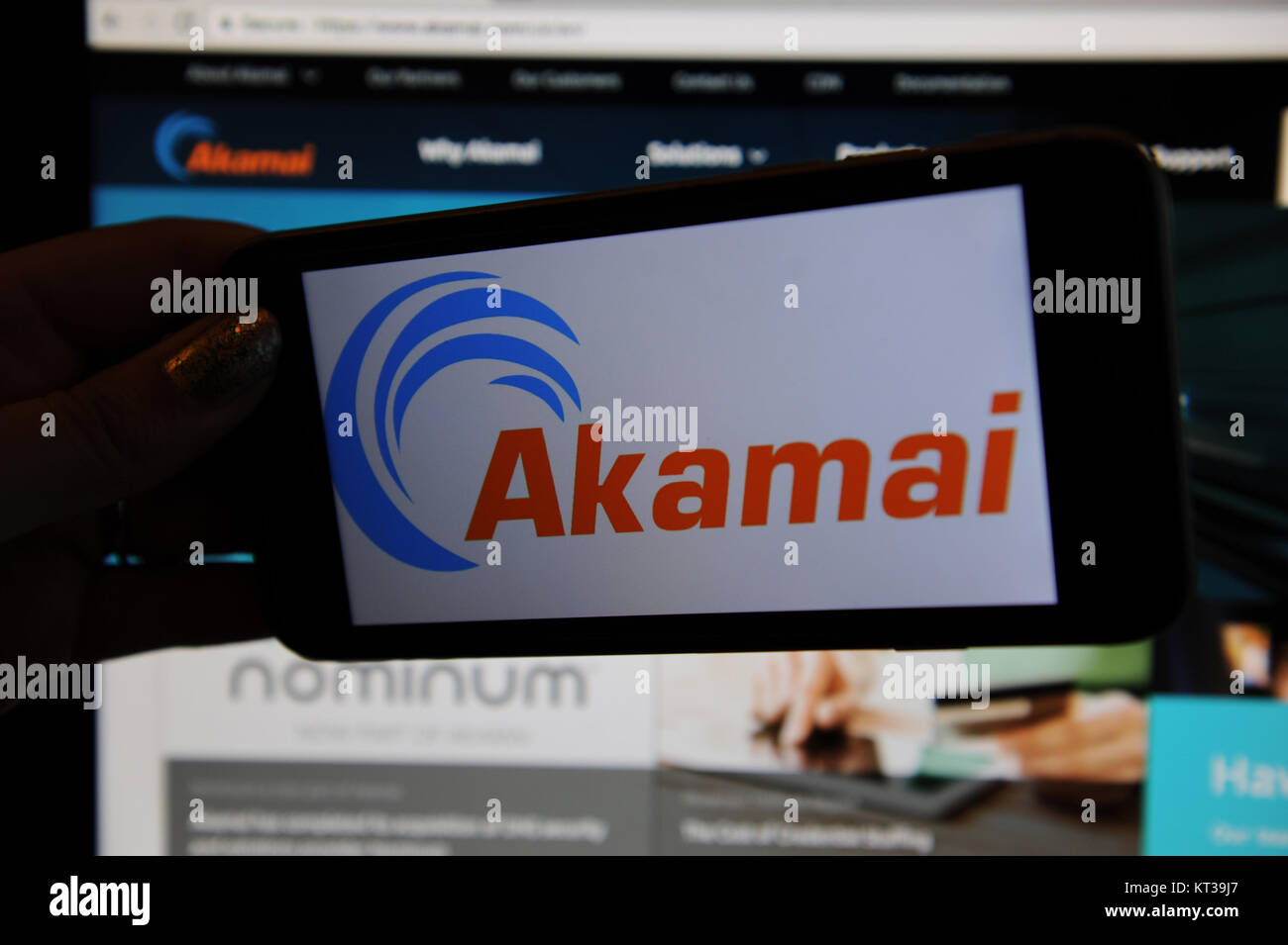 Logo Akamai sur un iphone et un site web sur un ordinateur Banque D'Images