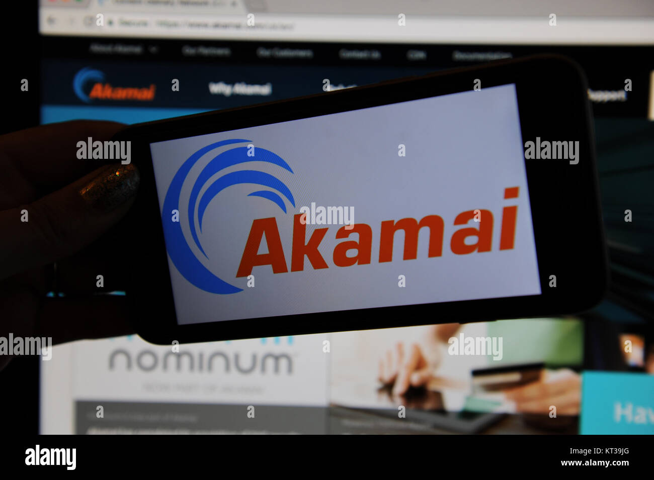 Logo Akamai sur un iphone et un site web sur un ordinateur Banque D'Images