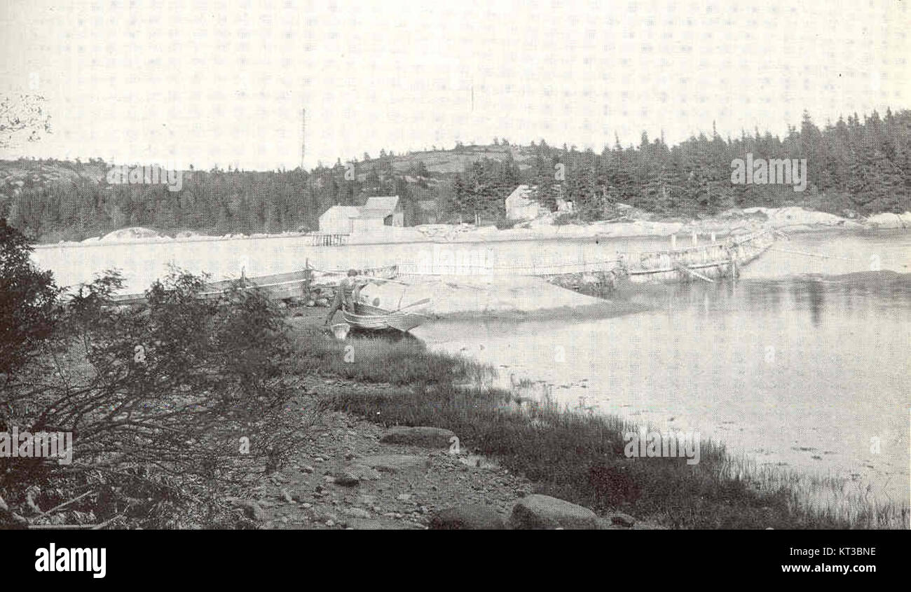 L'image montre un enclos conçu pour contenir des homards vivants à Vinal Haven, dans le Maine. Il illustre une partie de l'industrie locale de la pêche au homard, en mettant l'accent sur la fonction de la structure dans la préservation du homard. Banque D'Images