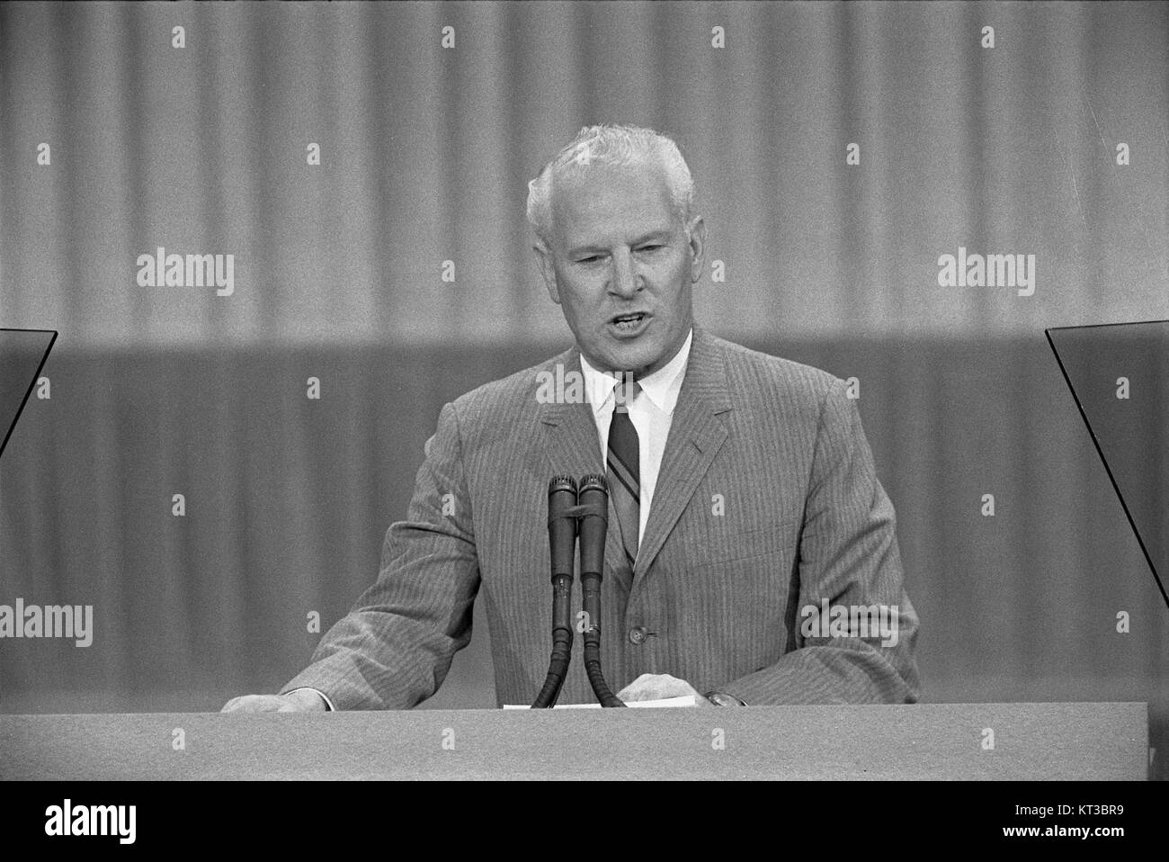 Albert Gore Sr. prononce un discours à la Convention nationale démocrate de 1968, où il aborde des questions politiques importantes de l'époque, y compris la guerre du Vietnam et les droits civils. Son discours faisait partie du discours politique plus large au cours d'une période turbulente de l'histoire des États-Unis. Banque D'Images