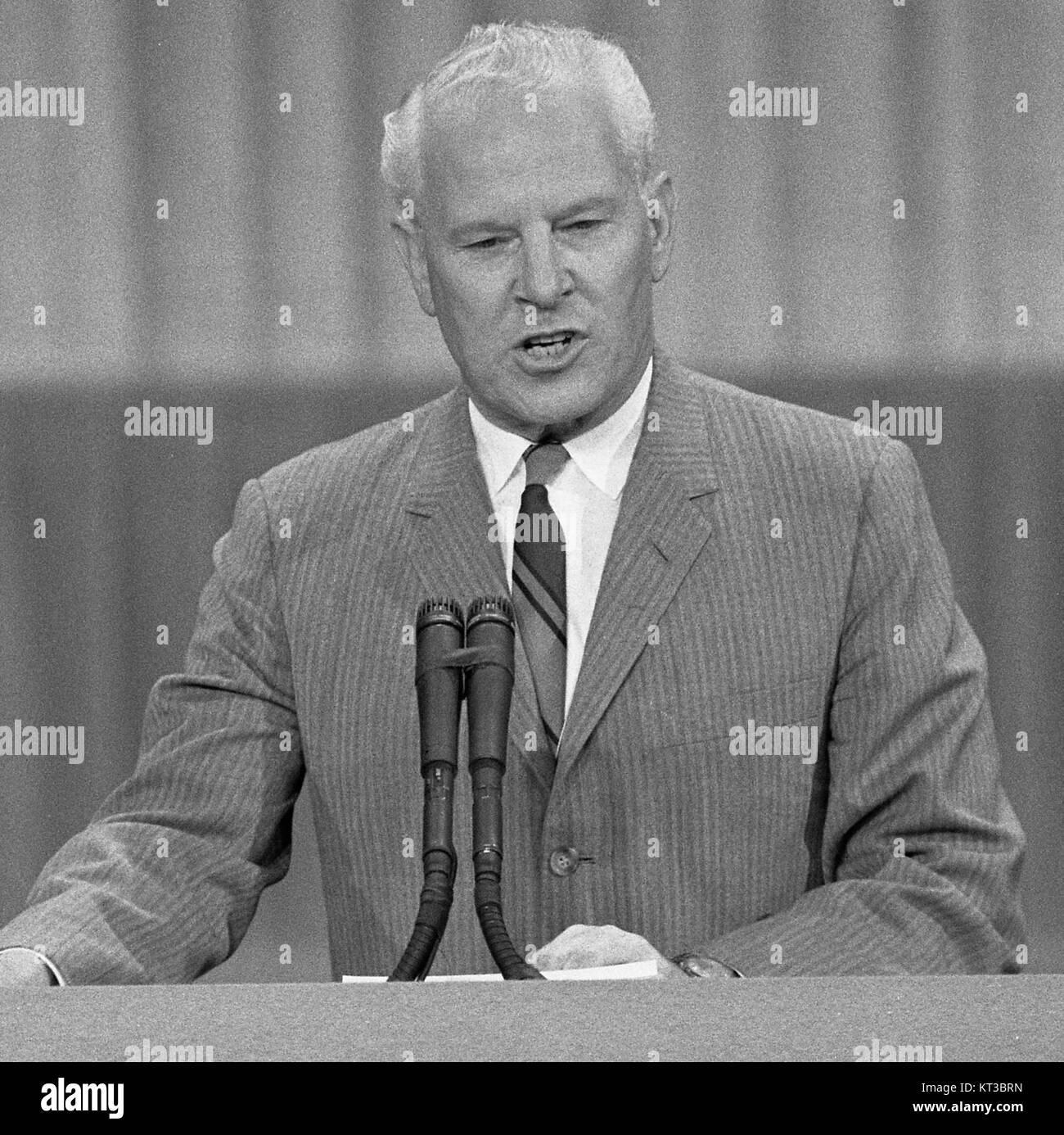 Albert Gore Sr. est photographié lors de la Convention nationale démocrate (DNC) de 1968, un moment important dans l'histoire politique américaine. Banque D'Images