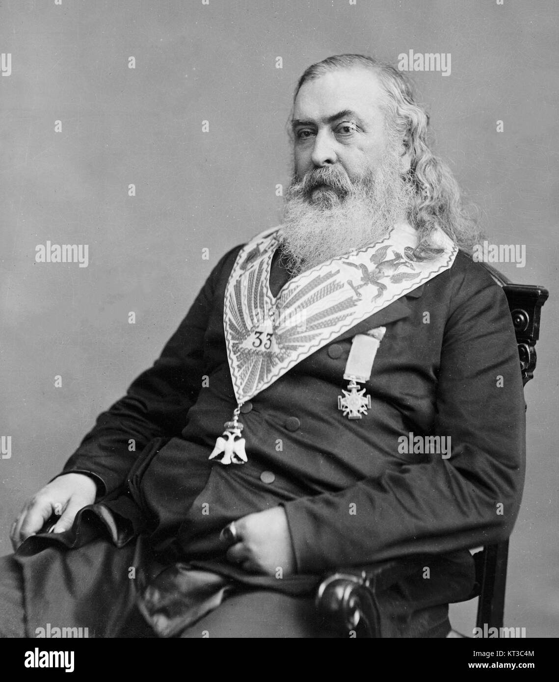 La photographie d'Albert Pike, prise par le studio Brady-Handy, capture une figure importante de l'histoire américaine. Pike est un officier confédéré, avocat et écrivain influent connu pour son travail avec les francs-maçons et ses contributions à la littérature américaine. Banque D'Images