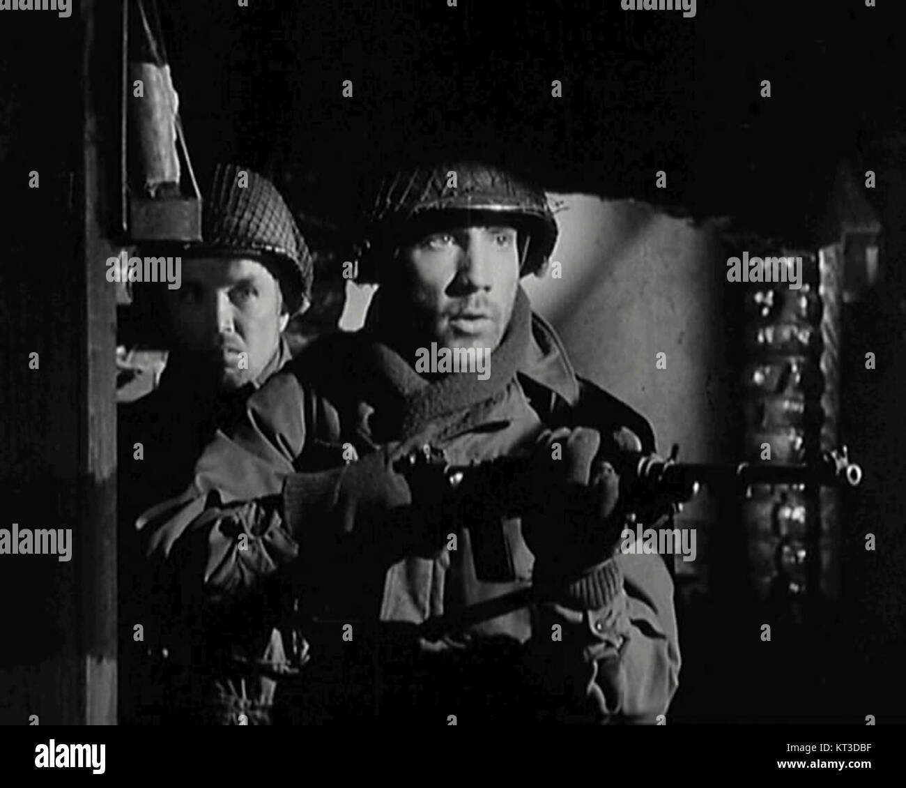 Capture d'écran de la bande-annonce du film « Aldrich Attack », capturant des séquences d'action clés et un style cinématographique dans le matériel promotionnel. Banque D'Images